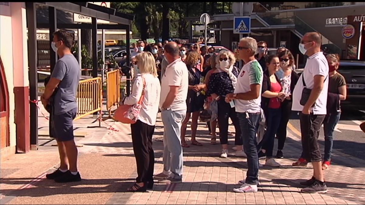 Colas para comprar en los comercios de la muga, sobre todo, alcohol y tabaco