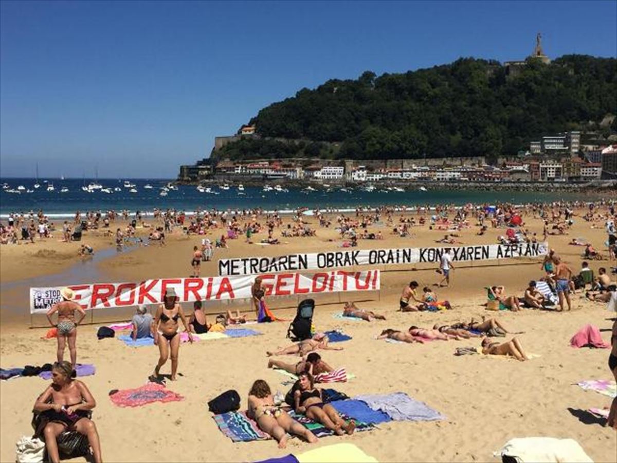 Pancartas en la playa de La Concha de San Sebastián. Foto: Xabier Urteaga