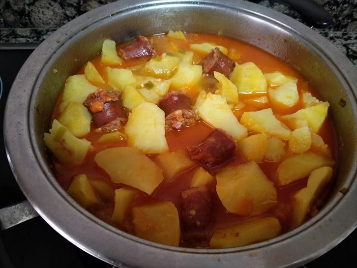 Patatas con chorizo