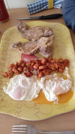 Huevos con oreja y txitxikis