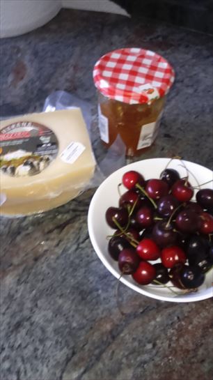 Queso y cerezas