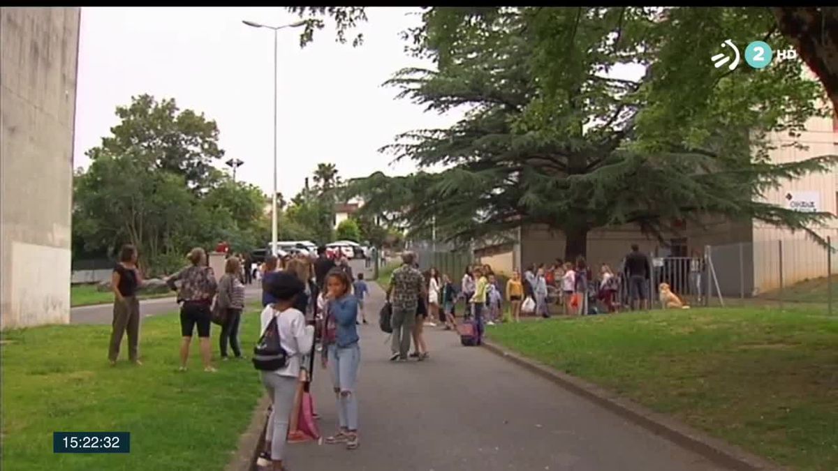 Niños entrando al colegio. Imagen obtenida de un vídeo de ETB.