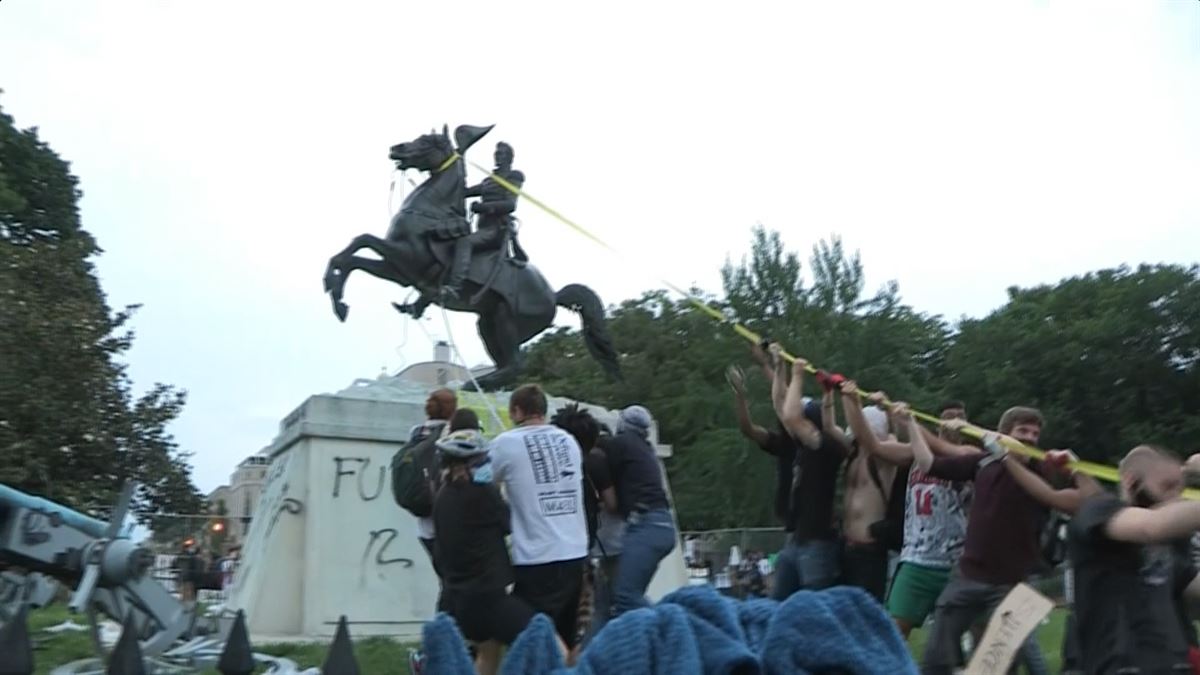 Los manifetantes querían derribar la estatua del presidente Andrew Jackson