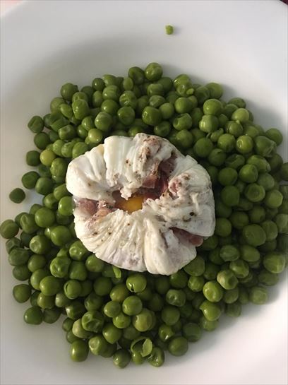 Guisantes con hueo poché y jamón