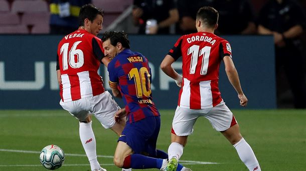 Messi tratando de desbordar a Córdoba y Vesga