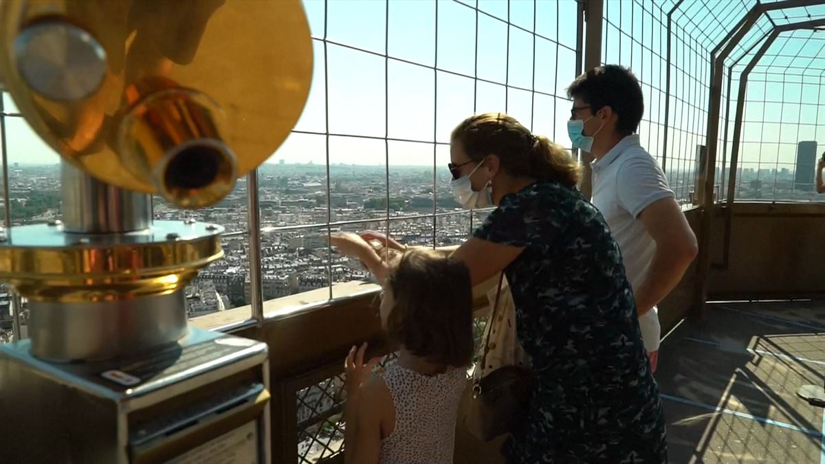 Lehen turistak Eiffel Dorrean.