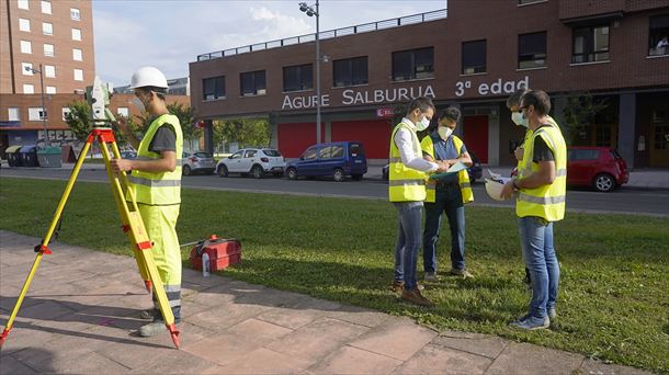 Topografoak Gasteizko tranbiaren luzapen lanetan. Irudia: Irekia.