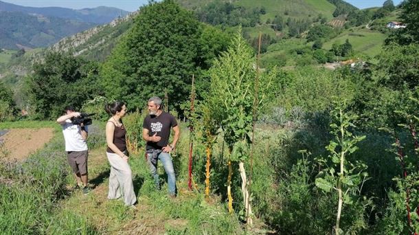 Kelo de Aleka y Ainhoa Bilbao de Setem recorriendo las tierras de Beizama 