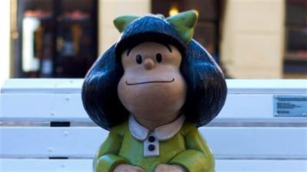 Mafalda pertsonaiaren eskultura.