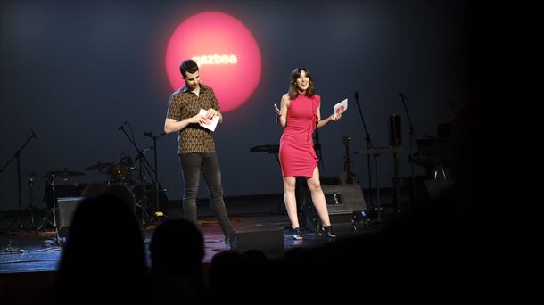 Ainhoa Vitoria y Julen Idigoras presentaron la gala de la anterior edición de Maketa Lehiaketa.