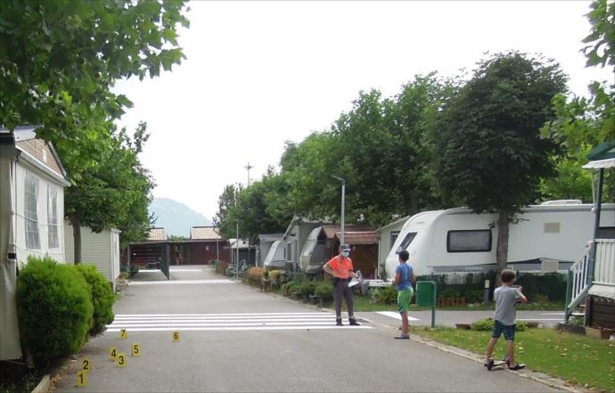 Un agente en el lugar del accidente, en el camping Iratxe. Foto: Policía Foral. 