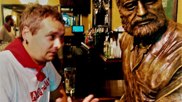 Josu Ozaita Ernest Hemingwayren bustoari azalpenak ematen                                           
