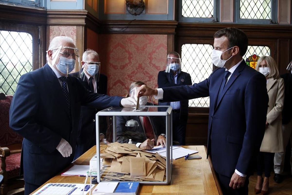 El presidente francés, Emmanuel Macron, vota en Le Touquet. Foto: EFE