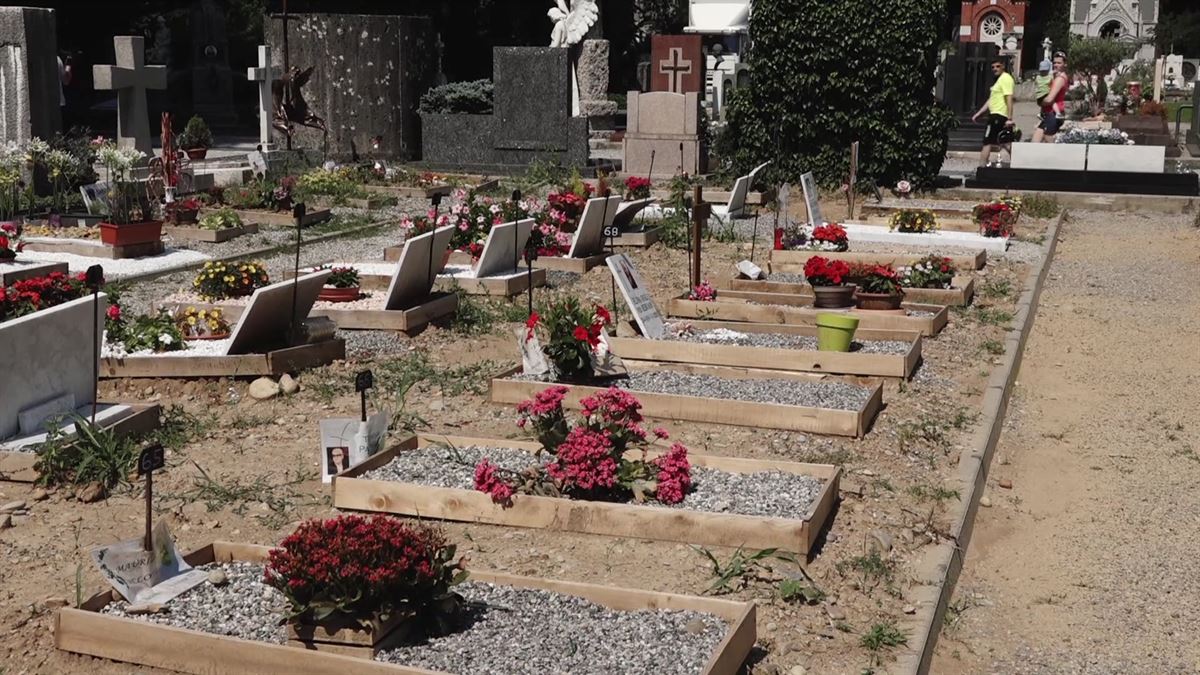 Tumbas improvisadas en el cementerio de Bérgamo.