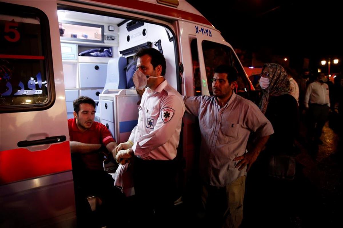 Un herido es atendido en una ambulancia