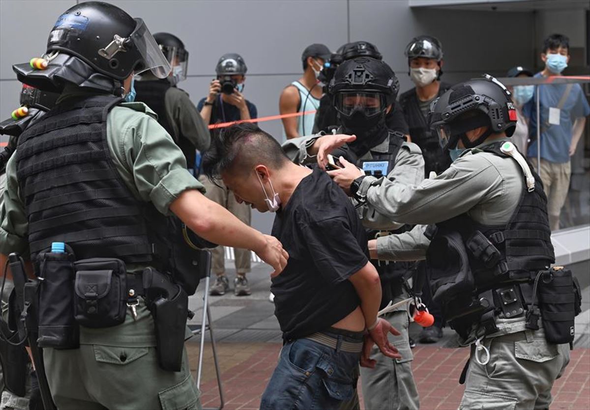 Momento de la detención de un manifestante