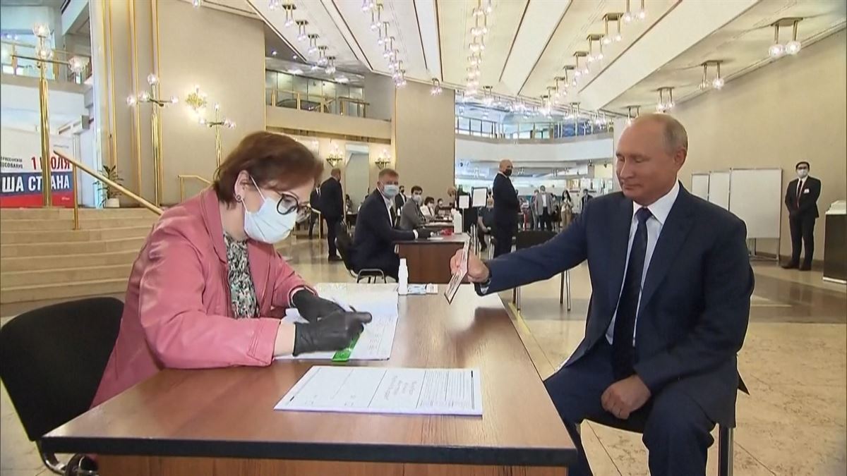 Vladimir Putin ha votado en Moscú
