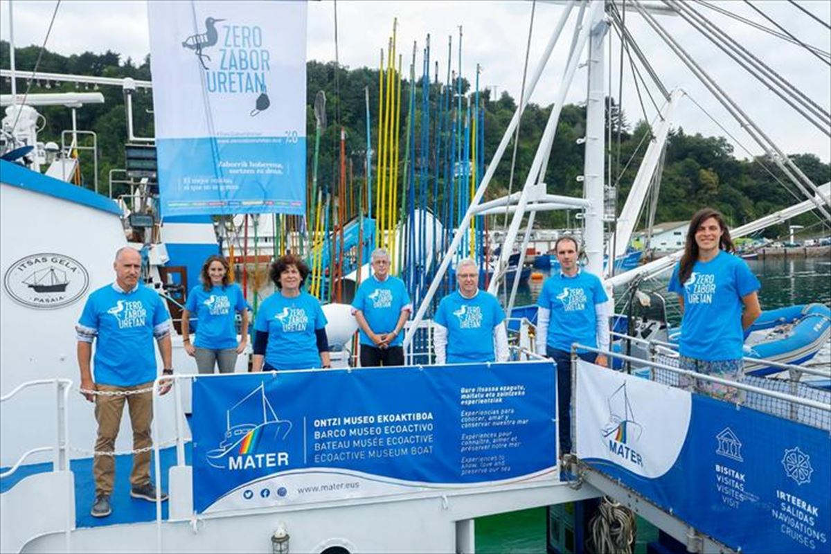 La campaña Zero Zabor Uretan recalará este verano en distintos puertos de la Costa Vasca.