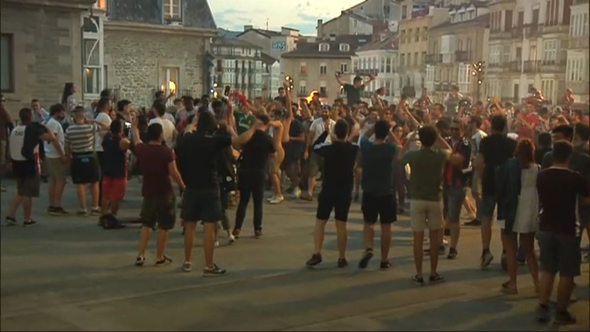 Celebración en el centro de Vitoria tras el triunfo del Baskonia. 