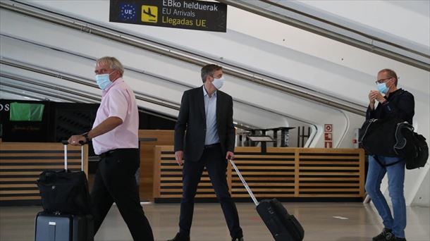 Viajeros en el aeropuerto de Loiu.