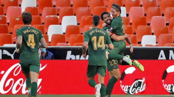 Los jugadores rojiblancos celebran el primer gol de Raúl García