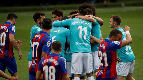 Los jugadores de Osasuna celebran el gol de Rubén García