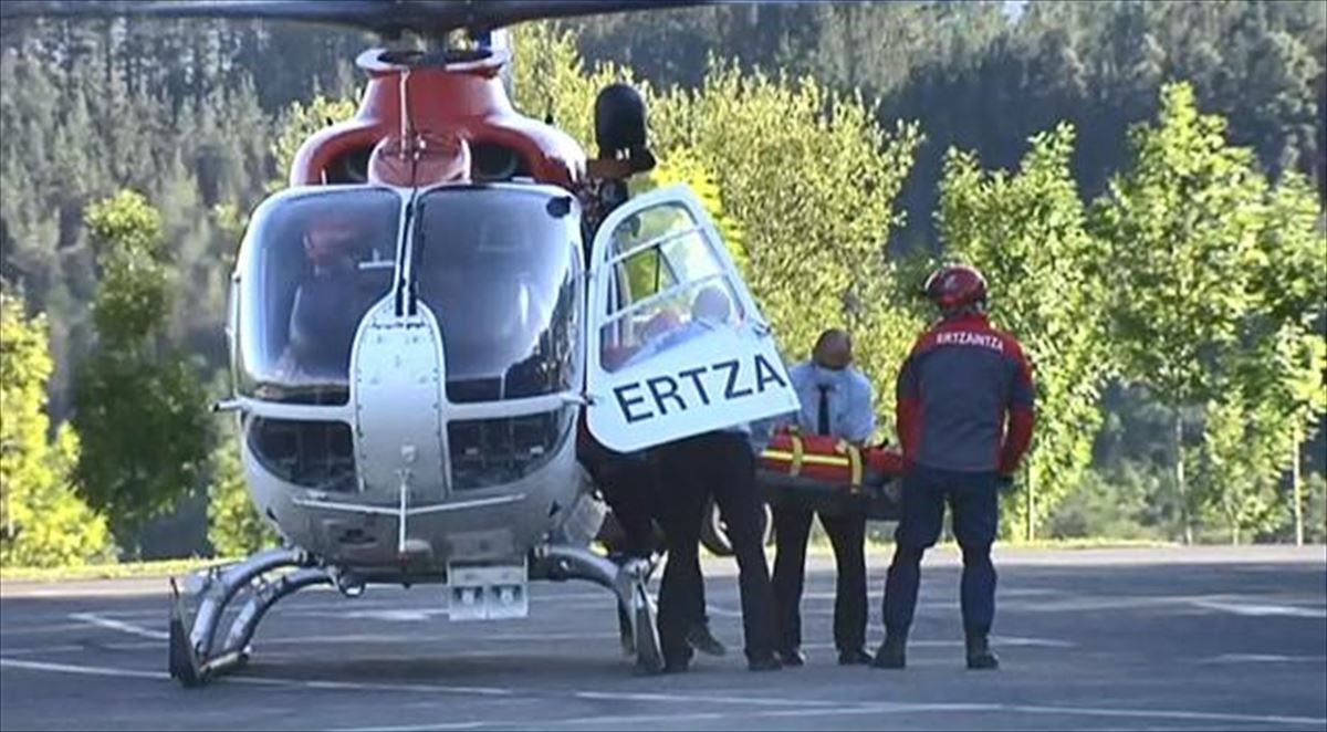 Sacan el cuerpo del trabajador del helicóptero de la Ertzaintza. Imagen: EiTB