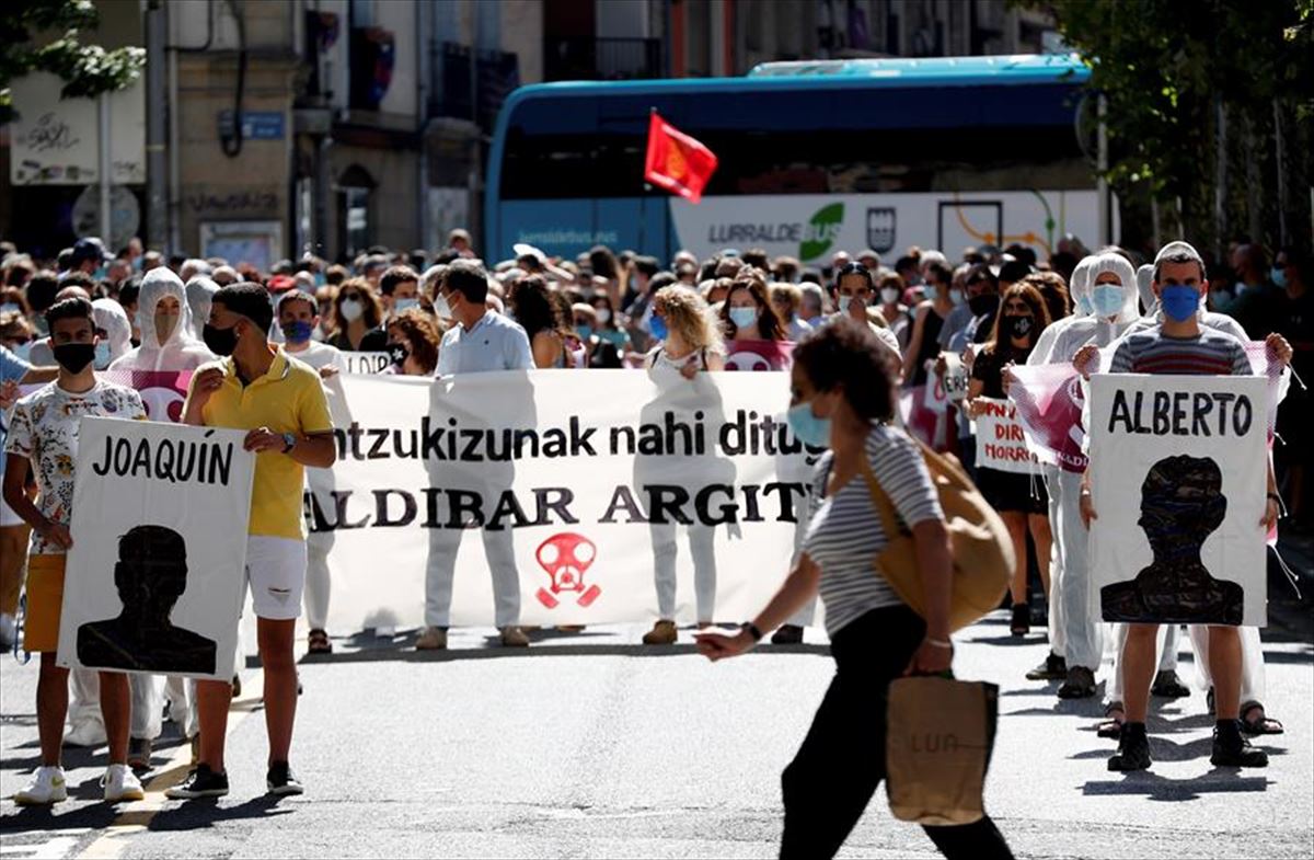 Cientos de personas piden en Eibar "responsabilidades" por el derrumbe del vertedero. Foto: EFE