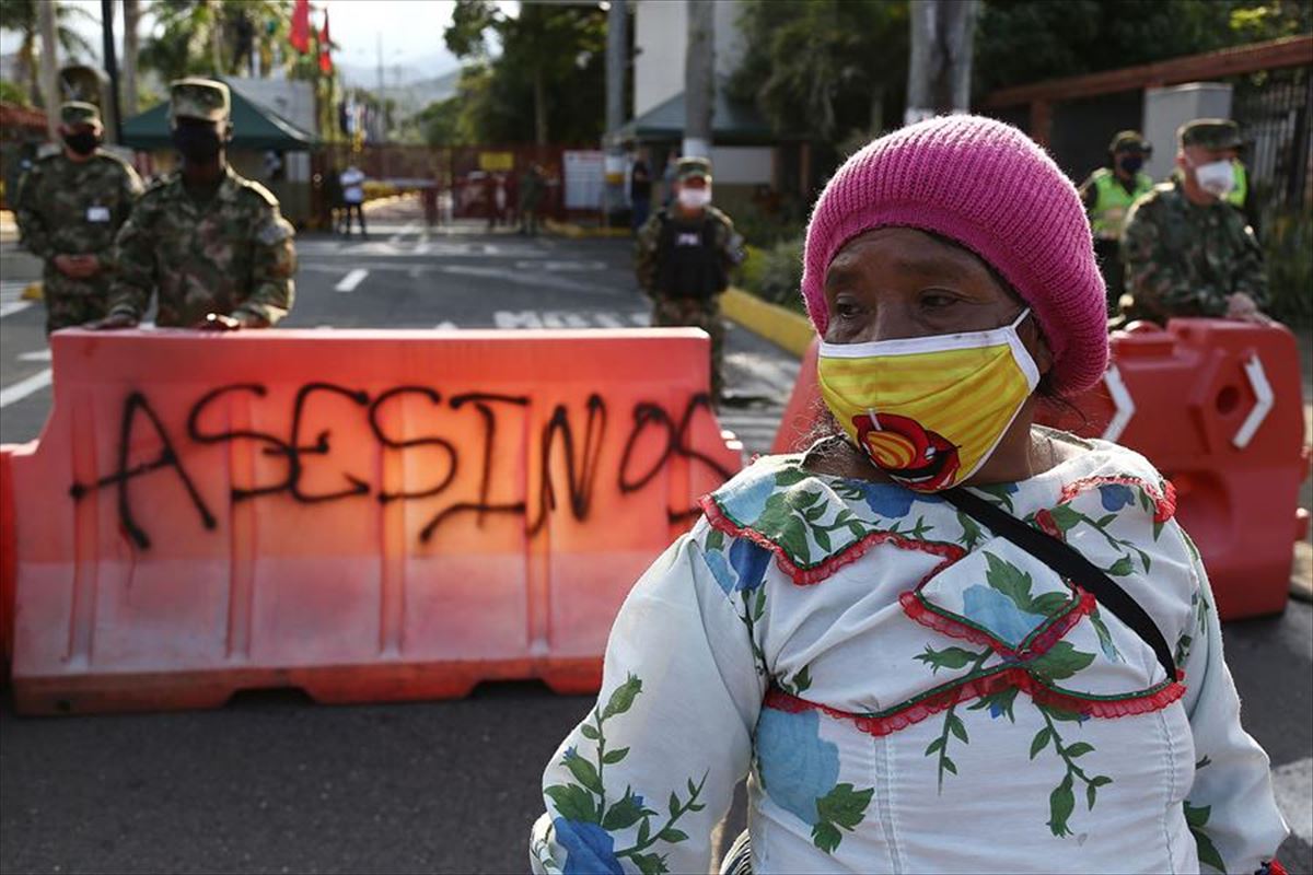 Una mujer indígena participa en una manifestación el viernes en Cali (Colombia). Foto: EFE