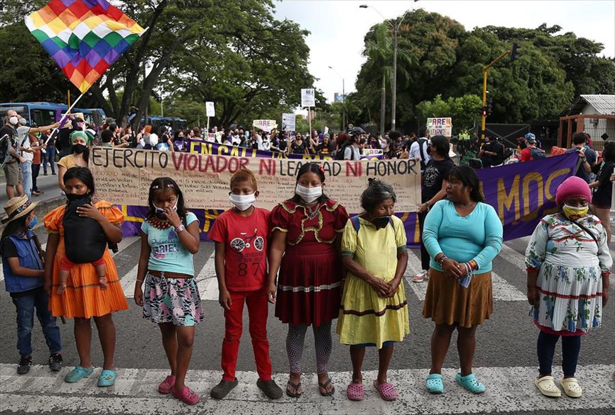 Un grupo de mujeres indígenas participa en una manifestación el viernes, frente al Cantón Militar Pichincha, en Cali (Colombia). 
