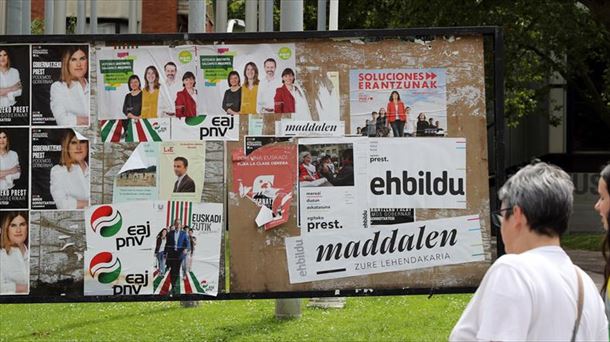 Imagen de un panel con publicidad electoral. Foto: EFE. 