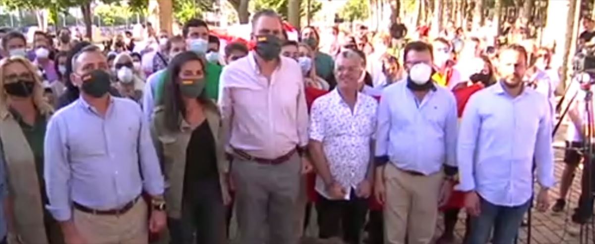 Voxek ''traidoretzat'' jo ditu PSOE eta PP