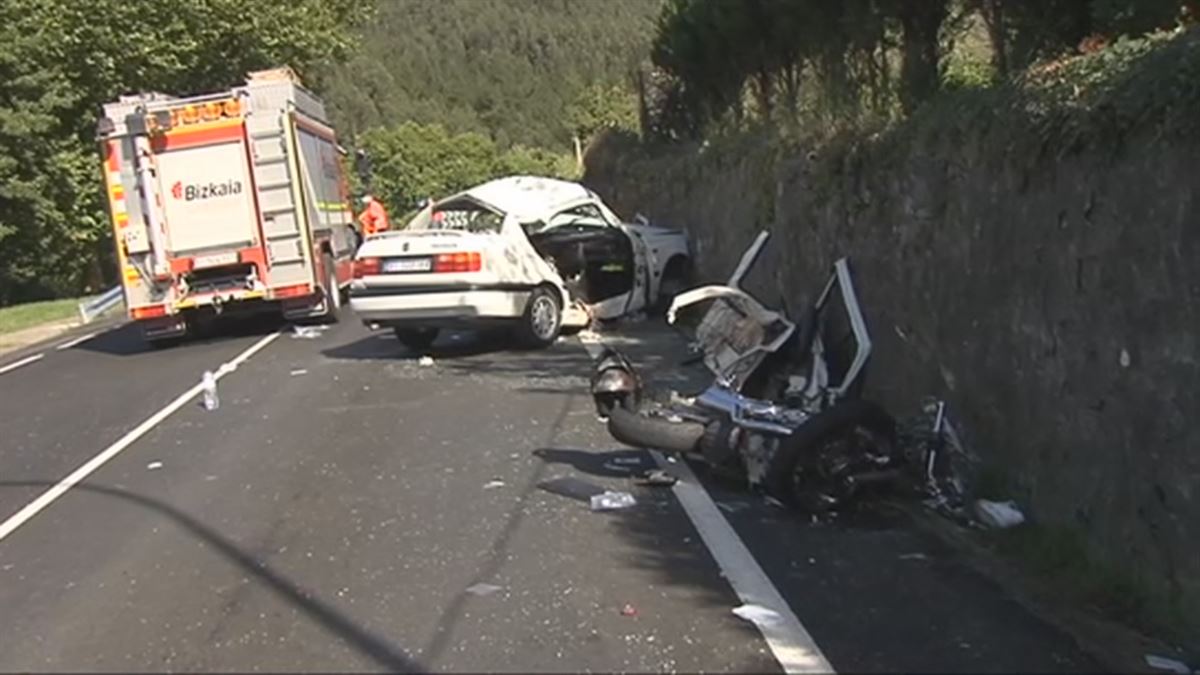 Dos fallecidos en un accidente entre una moto y un coche entre Muxika y Gernika. Imagen: EiTB