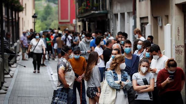 Personas esperan en Ordizia para realizarse una PCR. Foto: EFE