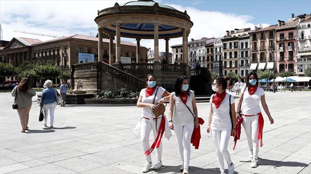 Varias personas caminan por la plaza del Castillo, en Pamplona (Navarra). 