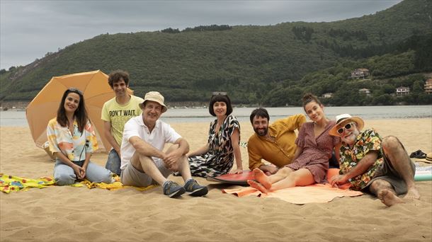 Algunos de los protagonistas de la serie "Etxekoak" en la playa