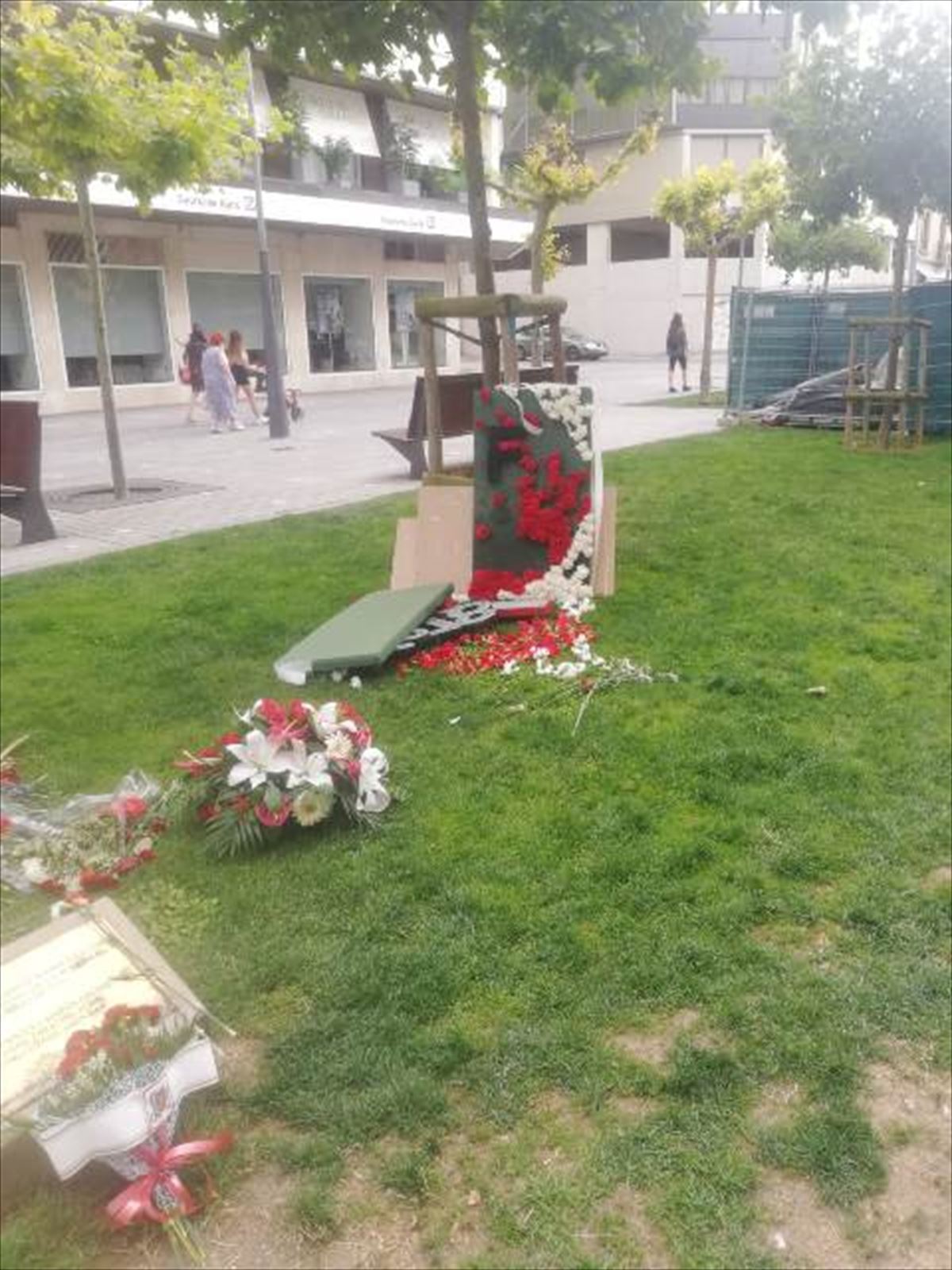 Las consecuencias del ataque al monumento en Pamplona. Foto: San Fermines 78 Gogoan