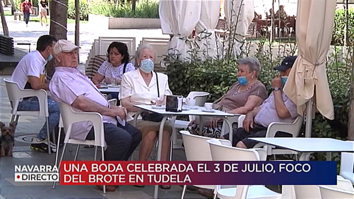 Personas mayores en una terraza en Tudela