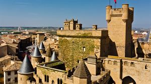 El castillo de Olite, el paraje de Orduña, Arantzazu y Laguardia    