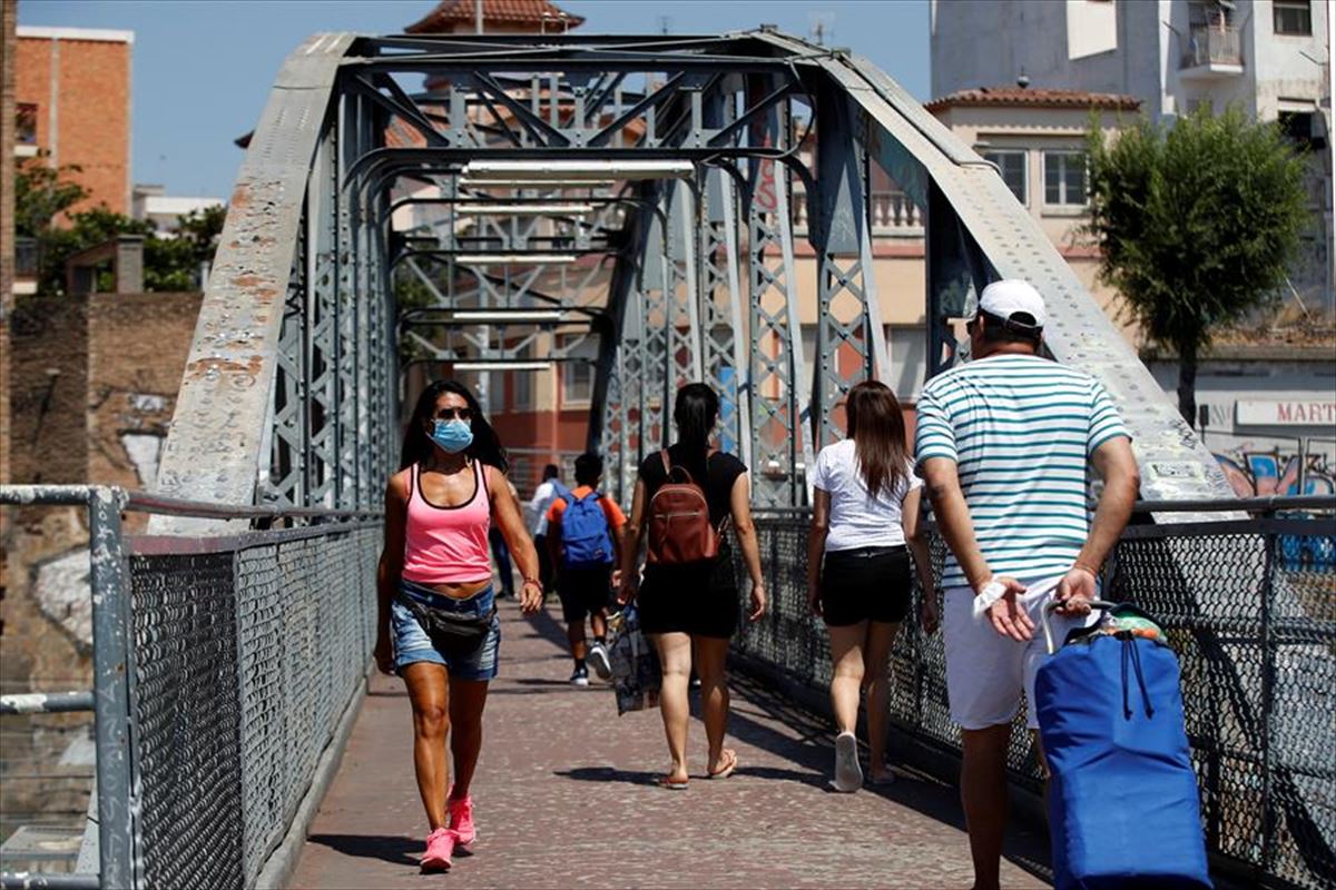 Vecinos cruzan el puente de la Torrassa en L'Hospitalet de Llobregat (Barcelona). Foto: EFE