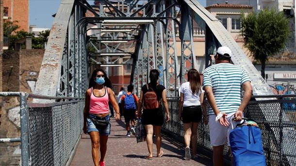 Vecinos cruzan el puente de la Torrassa en L'Hospitalet de Llobregat (Barcelona). Foto: EFE