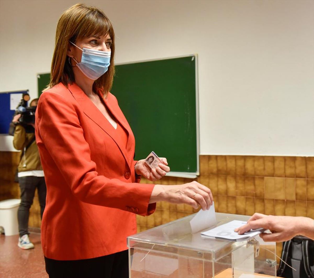 Idoia Mendia (PSE-EE) ejerce su derecho al voto en Bilbao (Bizkaia). 