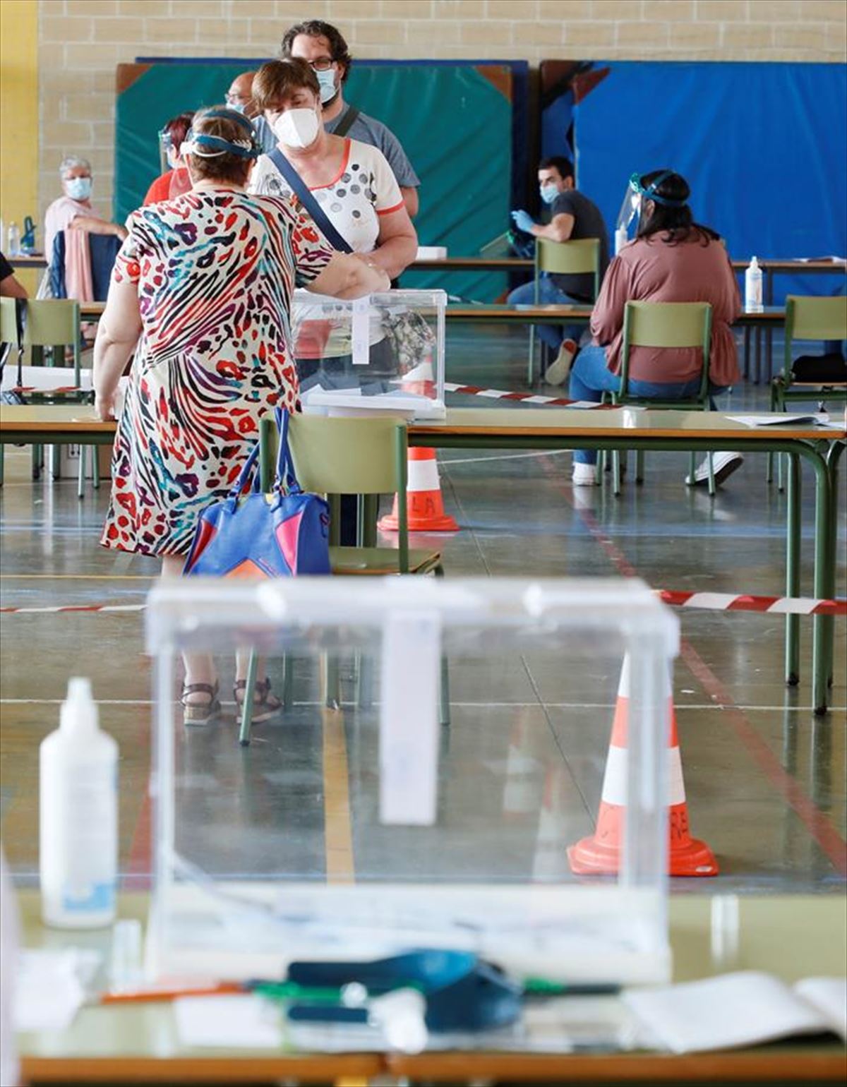 Varias personas votan en Foz (Lugo). Foto: EFE