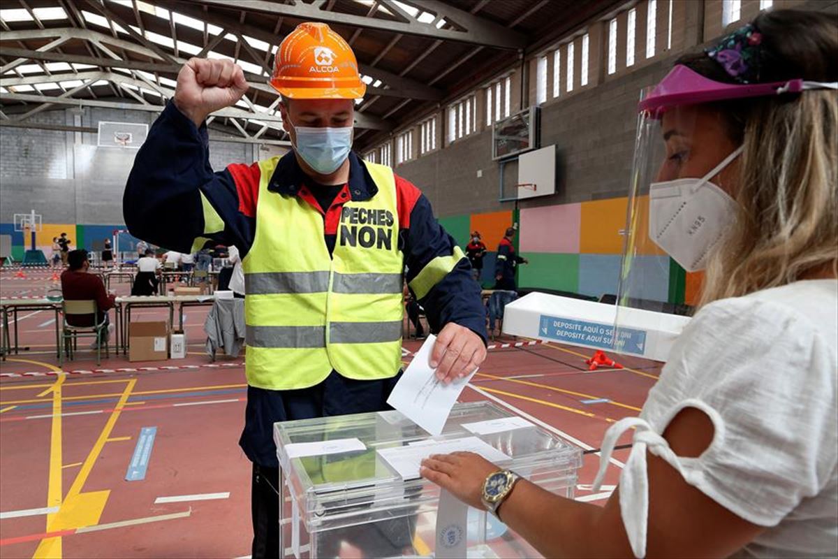 Imagen de un gallego votando. Foto: EFE