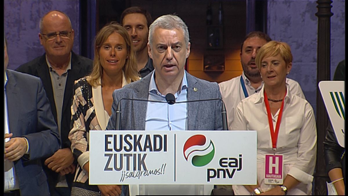 Iñigo Urkullu y Andoni Ortuzar celebran los resultados electorales