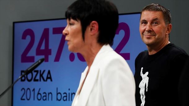 Maddalen Iriarte y Arnaldo Otegi. Foto: EFE.