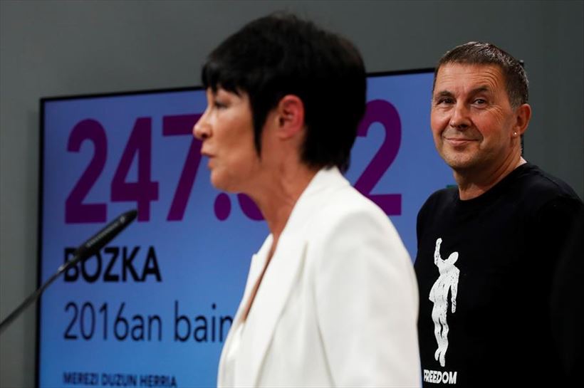 Maddalen Iriarte eta Arnaldo Otegi. Argazkia: EFE.