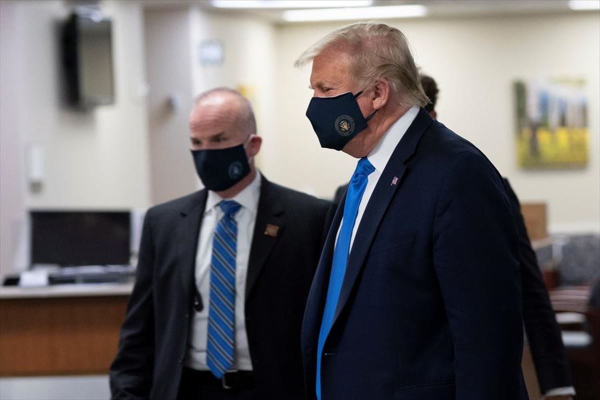 Donald Trumpek lehenengo aldiz jantzi du maskara. Irudia. EFE.
