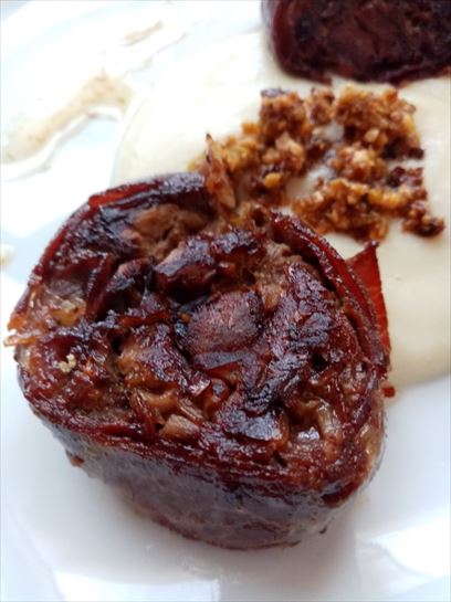 Crepinetas de carrilleras y hongos con crema de patata y kikos