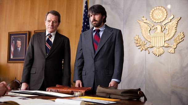 Ben Affleck y Bryan Cranston en un fotograma de 'Argo'